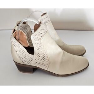 Lucky Brand Cream Colored Leather Slip On Boots Sz 6.5 Womens Classic